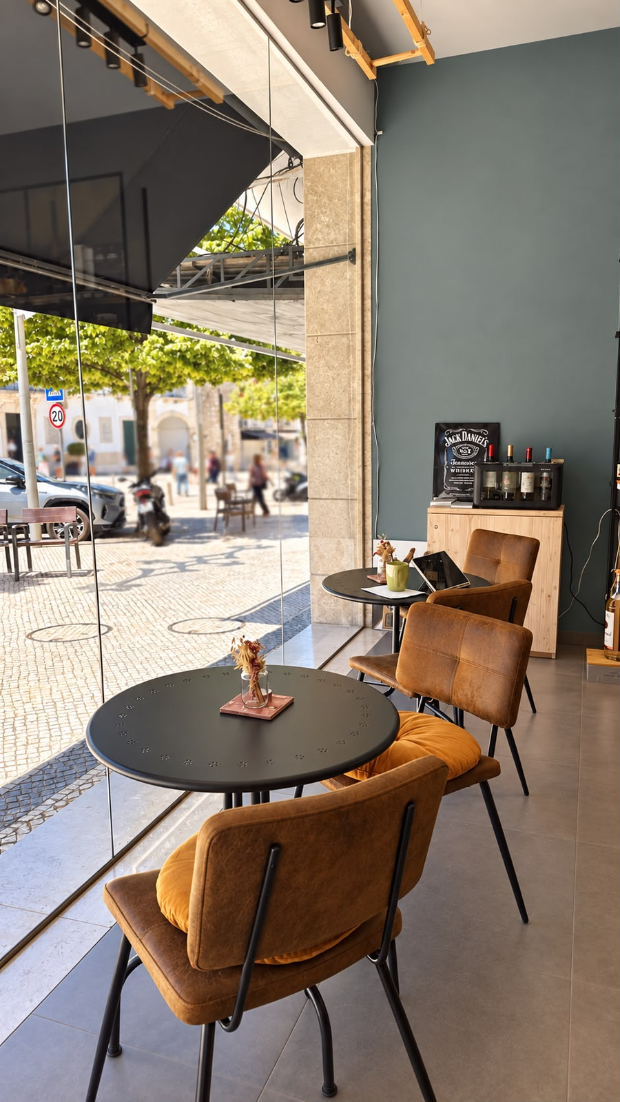 Mesas junto à montra da Garrafeira Baco, com vista para a Praça da República