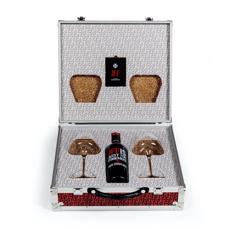 VINHO TINTO JFF JUST FOR FRIENDS 2011 BAÚ COLLECTORS EDITION COM 2 COPOS 0,75 LT