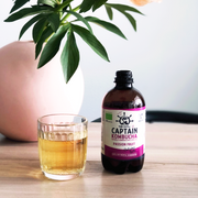 Kombucha de maracujá GUTsy Captain servida em copo