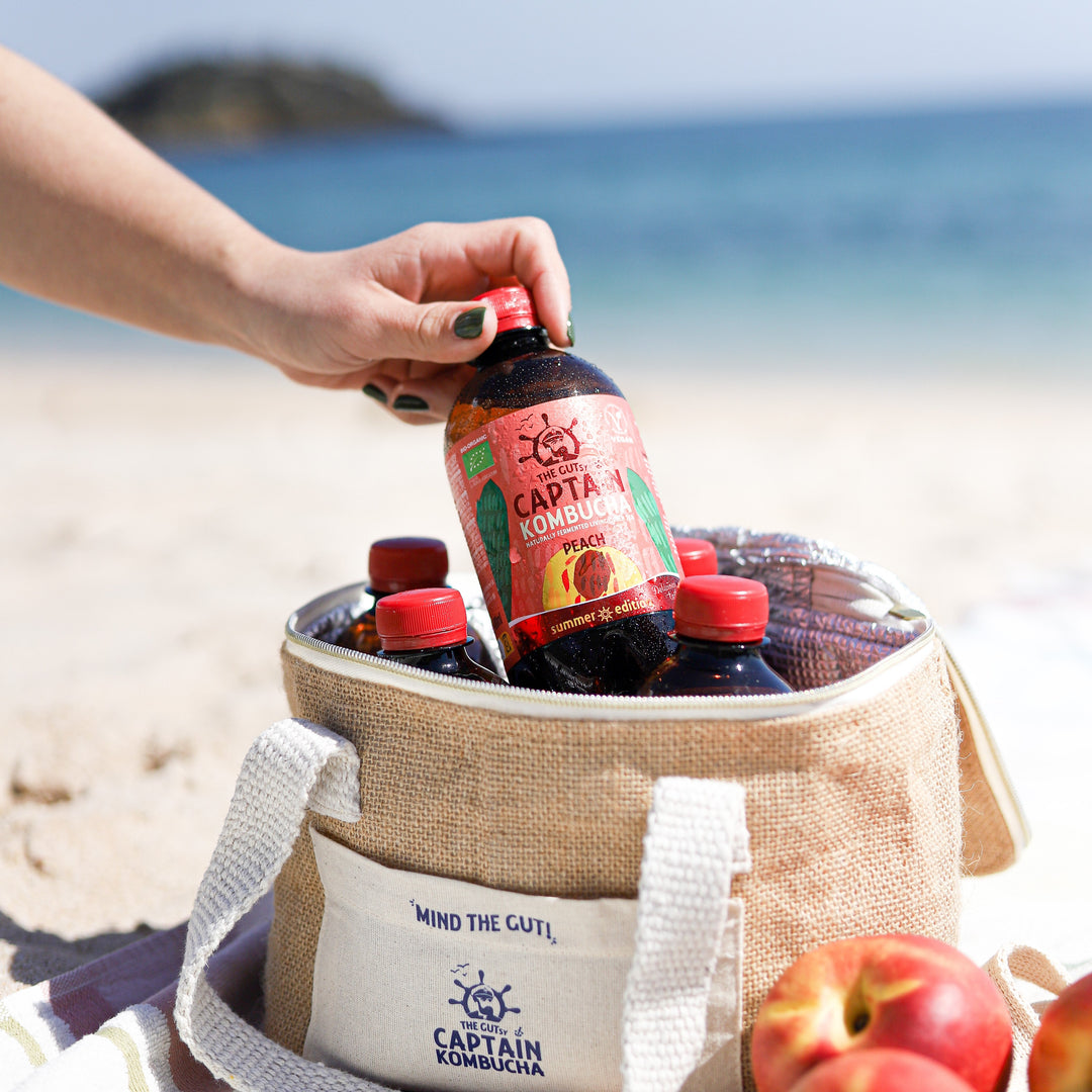 Kombucha de pêssego GUTsy Captain servida fresca