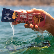 Barra proteica GUTsy Captain chocolate com amendoins e crocantes 45 g